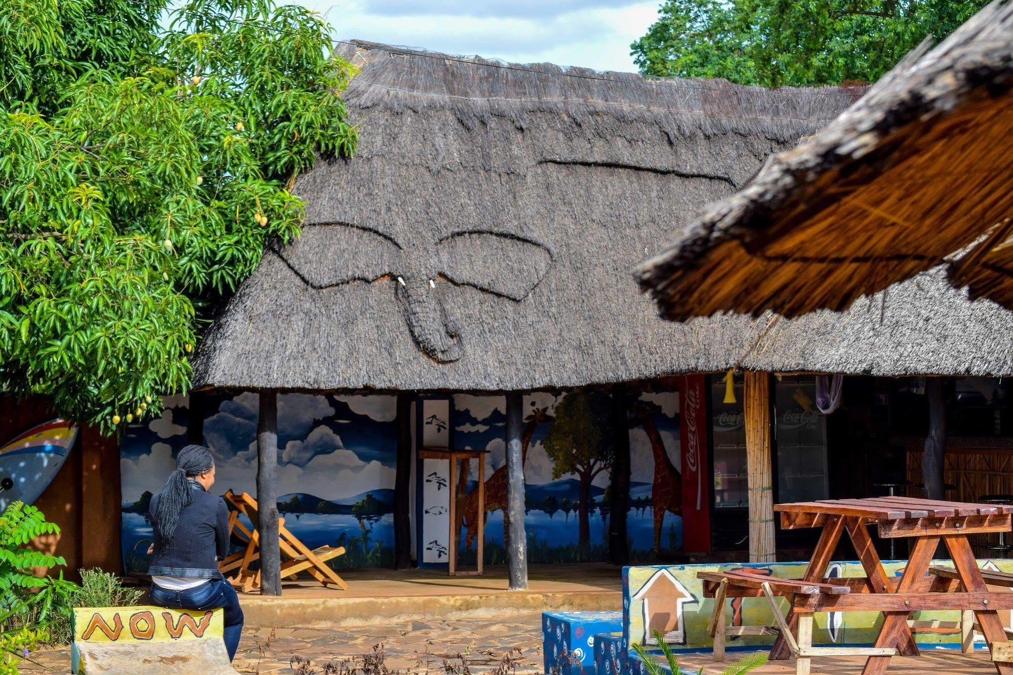 Отель Zinga Backpackers Ливингстон Экстерьер фото
